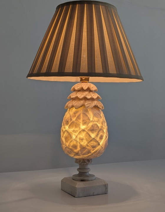 Image 1 of Lampe de table Art Déco en albâtre sculpté à la main en forme d'ananas, France, Paris, années 1930