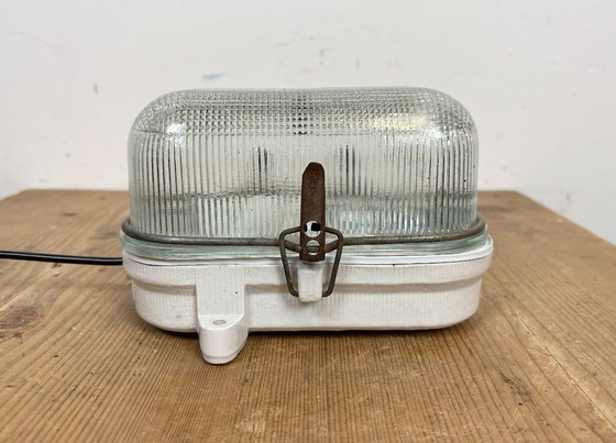 Image 1 of Applique murale industrielle en porcelaine blanche avec verre côtelé, années 1970