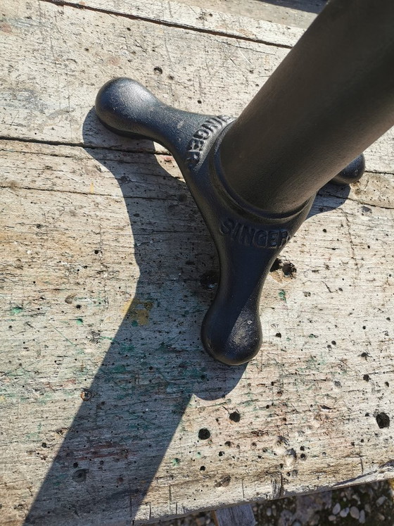 Antieke Singer naaimachine driepoot kruk met ronde gietijzeren zitting – Krukjes, Cast Iron, Wood (photo 12 of 13)