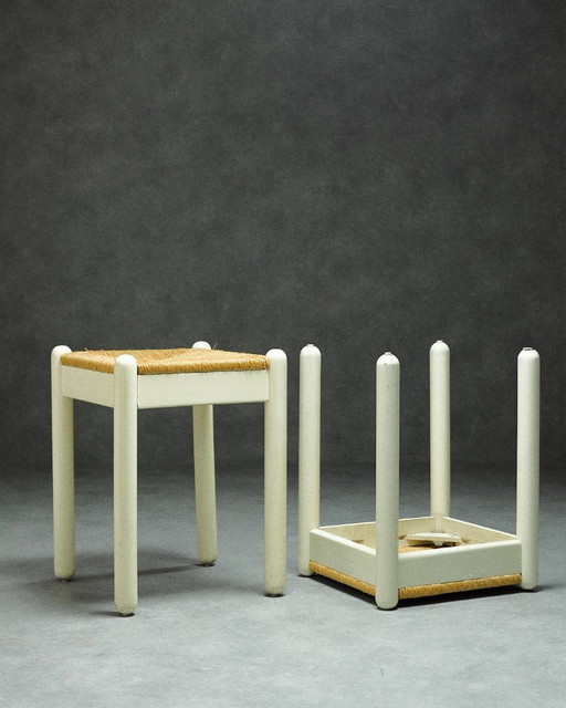 Coppia di sgabelli laccati bianchi e in corda