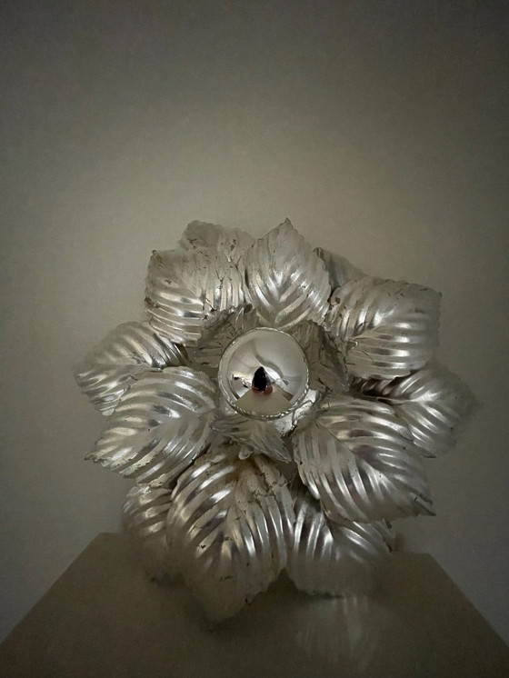 Image 1 of Lámpara Masca con estilo | Motivo floral plateado