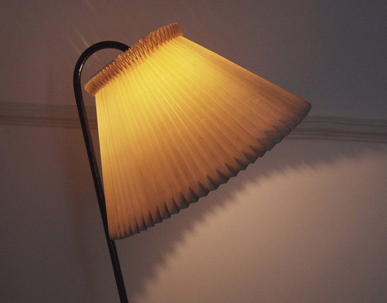 Image 1 of Vintage Le Klint vloerlamp met originele handgevouwen geplooide acrylkap, Deense mid-century moderne leeslamp met magazijn.