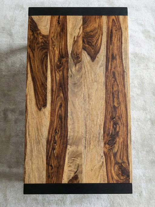 Mesa de centro industrial de madera maciza de sheesham y acero