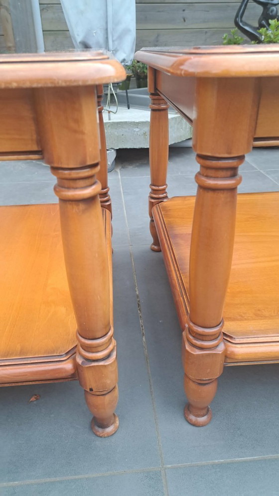 Image 1 of Set van 2 Klassieke Italiaanse Bijzettafels / Salontafels (60x60 cm) – Hout & Glas
