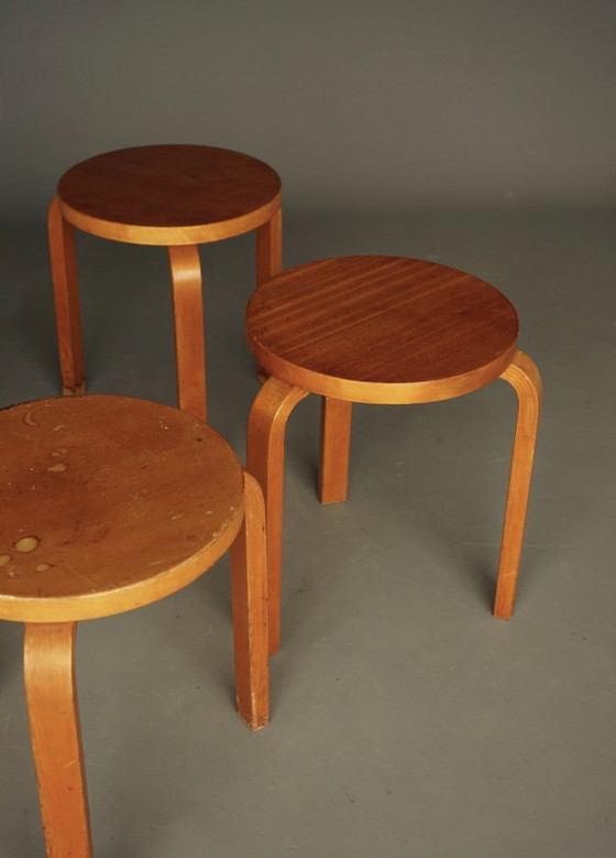 Image 1 of Set van 6 krukken model 60 van Alvar Aalto voor Artek Finland, jaren 1940.