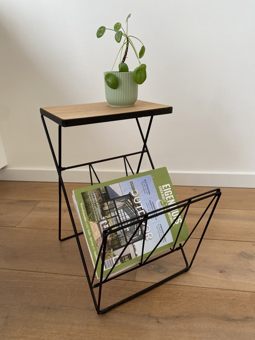Mesita auxiliar plegable vintage con revistero de los años 60. – bijzettafels, Wood, Metal