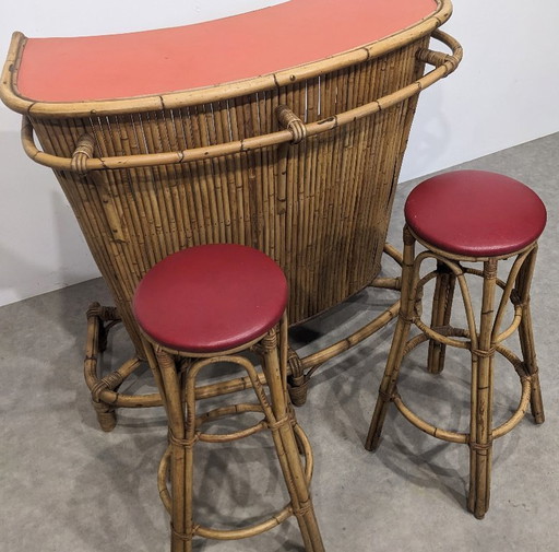 Barra de bambú vintage y dos taburetes.