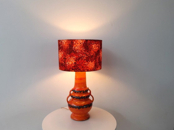Image 1 of Grote vintage oranje keramieken tafellamp, vintage/retro fat lava lampenvoet met nieuwe handgemaakte lampenkap van originele vin