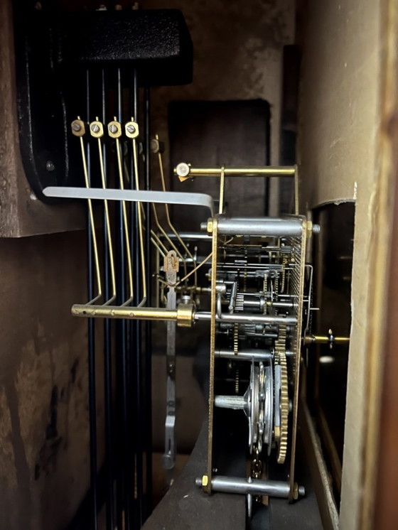 Image 1 of Eine hölzerne Pendeluhr mit einem Schweizer mechanischen Uhrwerk