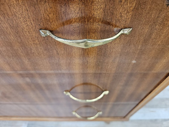 Image 1 of Commode des années 1950 recouverte de noyer avec poignées en laiton