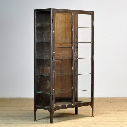 IJzeren medisch kabinet, jaren 1930
