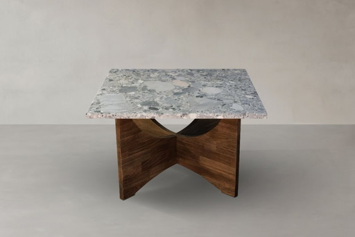 Breccia Alba salontafel, gemaakt van natuursteen en massief eikenhout.