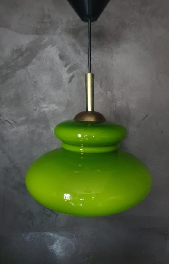 Image 1 of Lampe suspendue de l'ère spatiale / Mid Century d'un vert profond avec un abat-jour en verre opalin.
