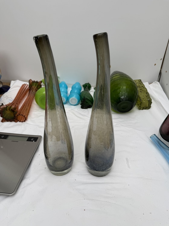 Set of 2 Vintage Mid-Century Soliflore Vases – Smoked Glass with Air Bubbles (37 Cm) (photo 9 of 9)