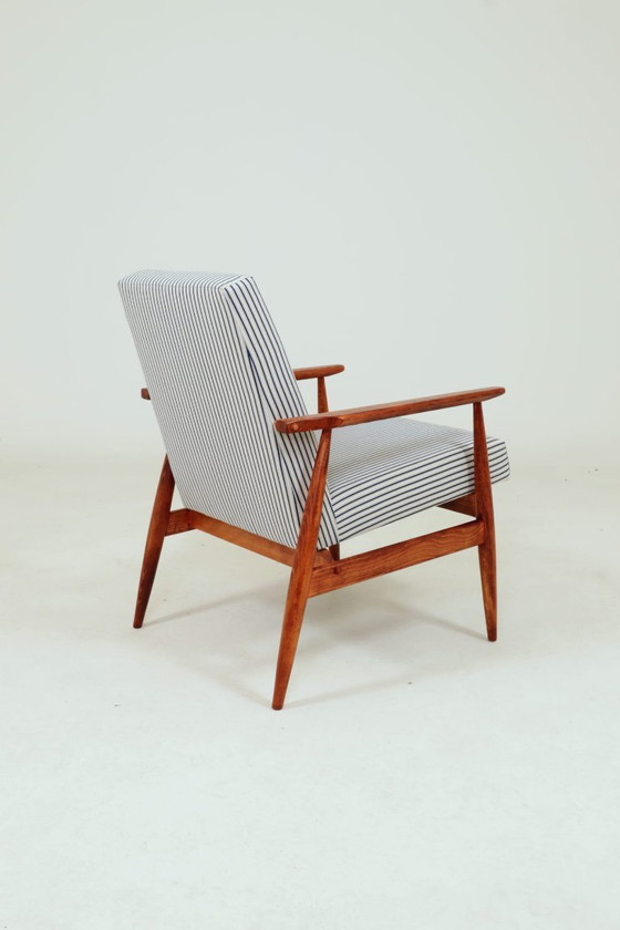 Image 1 of Poltrona in stile Mid-Century Modern con poggiapiedi in legno e tessuto di cotone a righe.