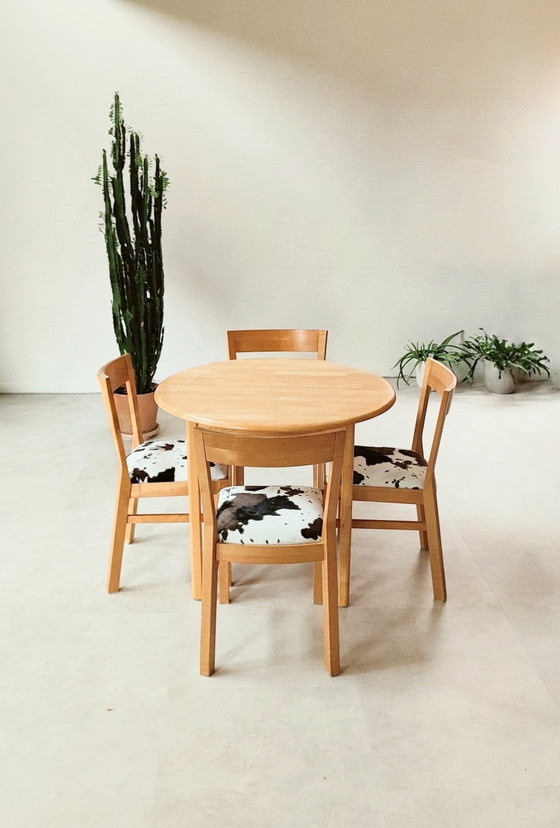 Mesa redonda extensible con cuatro sillas en estampado de vaca. – Conjuntos de comedor, Textile, Wood (photo 6 of 7)