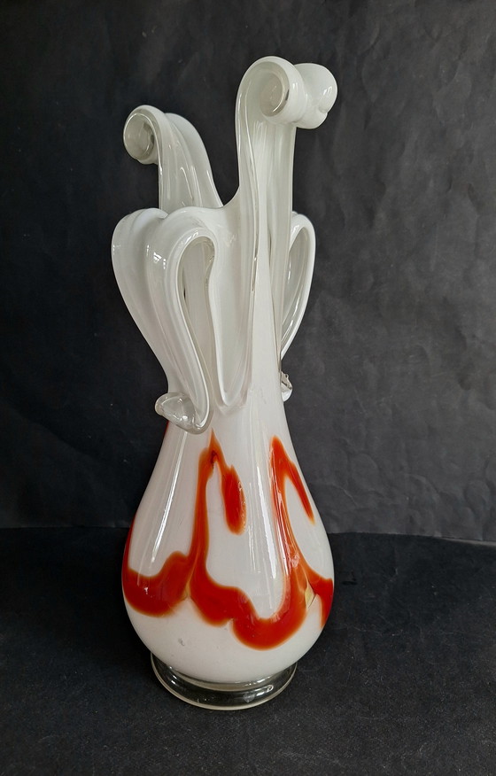 Image 1 of Grand vase en cristal Simais dans une forme d'art libre soufflé à la bouche et formé à la main. Verre de lait aux accents orangé