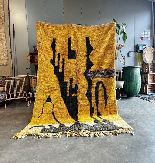 Tapis marocain moderne en laine – 175 x 270 cm, tissé à la main, motif abstrait jaune moutarde, tapis berbère