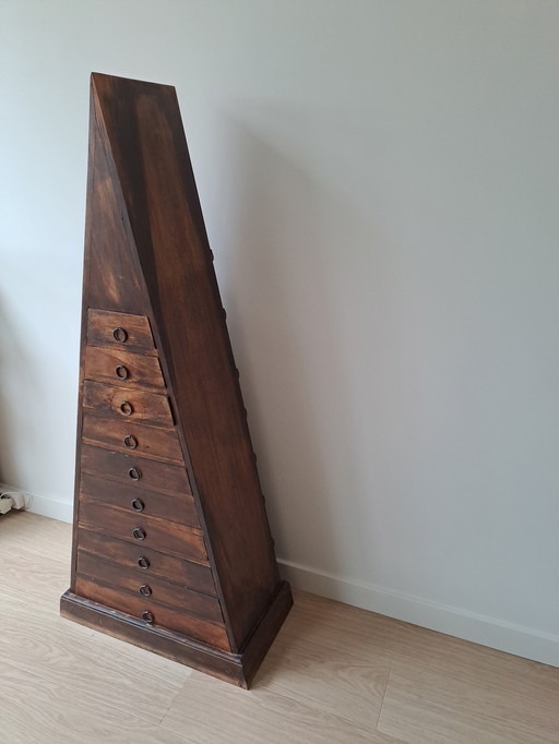 Pyramid dresser