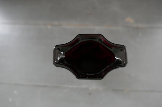 Image 1 of Vase vintage Avon en verre pressé rouge rubis.