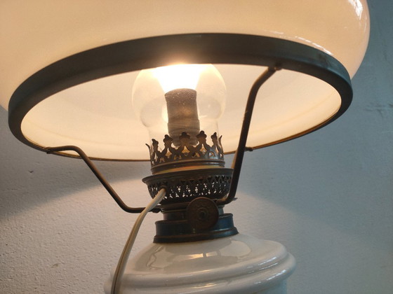 Lampe à huile antique vintage en verre opale (convertie) grande, Métal, Blanc, Klassiek (photo 5 sur 13)