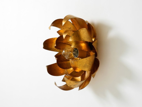 Image 1 of Magnifique applique murale ou plafonnier floral plaqué or des années 1970, orné de grandes feuilles et de style Régence.