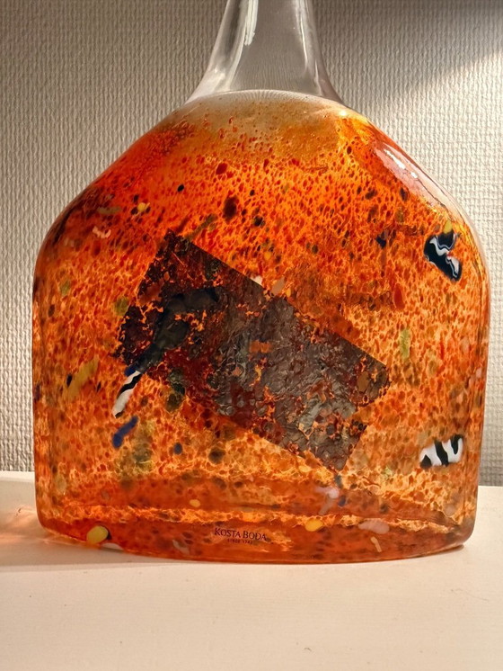 Image 1 of Vase signé Kosta Boda « Satellite » par Bertil Vallien - Grands Confettis Rouges (Modèle 89715)