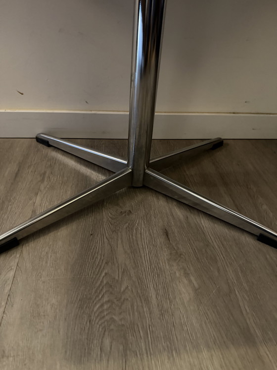 Image 1 of Table d'appoint avec plateau blanc et pieds chromés