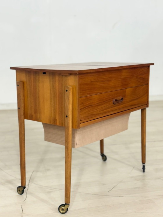 Image 1 of Tavolo da cucito vintage in teak, mobiletto da cucito, cassettiera, tavolino laterale, design danese