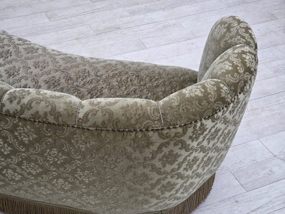 Image 1 of Sofá curvo danés de 2 plazas de los años 60, tapizado en terciopelo verde claro.