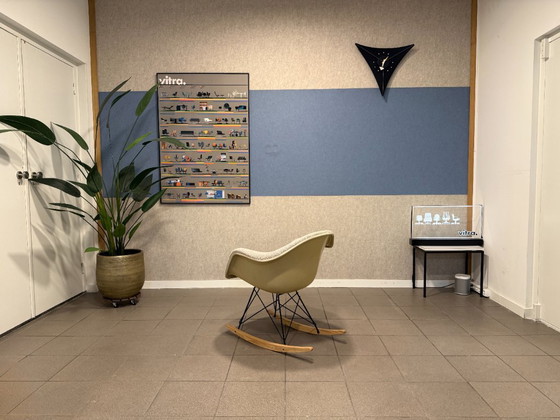 Herman Miller | Eames | RAR | Crème Fiberglass & Grijze Bouclé | 2 Stuks – Schommelstoelen, Metal, Textile (photo 4 of 14)