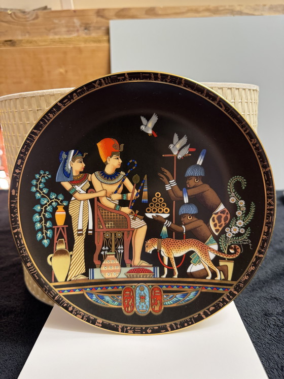 Image 1 of "The Legend of Tutankhamun" | 7 hand-painted porcelain collector plates in gold | mint condition