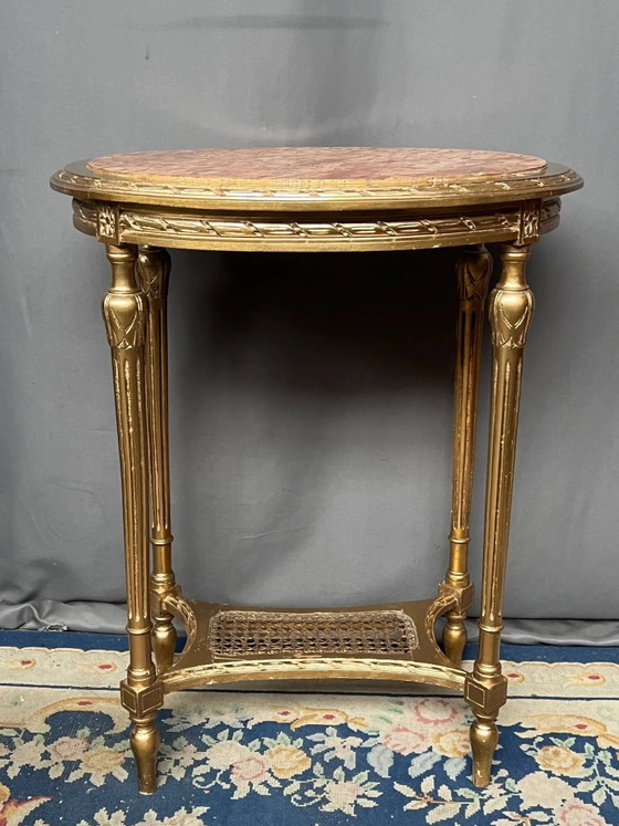 Table en bois doré de style Louis XVI. Plateau en marbre. Fin du XIXe siècle. – Tables d'appoint, Marble, Wood (photo 5 of 5)