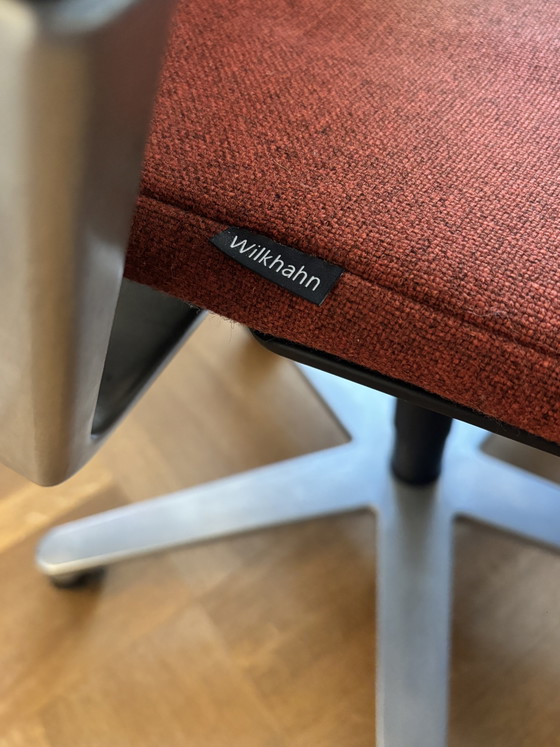 Silla de oficina de diseño Wilkhahn – Tela roja y aluminio – Sillas de oficina, Aluminium (photo 6 of 6)