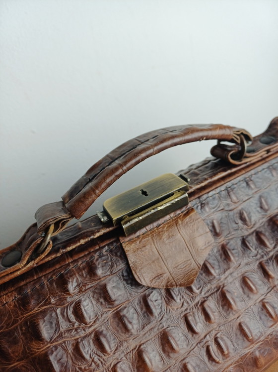 Borsa da Dottore Pelle Stampa Coccodrillo Marrone – Fred de la Bretoniere, Borse a mano, Leather, Metal (photo 7 of 11)