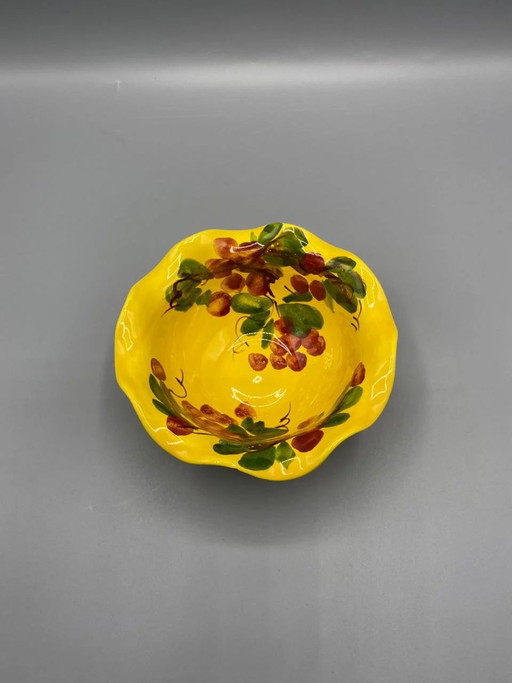 Yellow earthenware bowl, scalloped edge, hand-painted cherry decoration, Blum workshop San Remo, Italy – servies