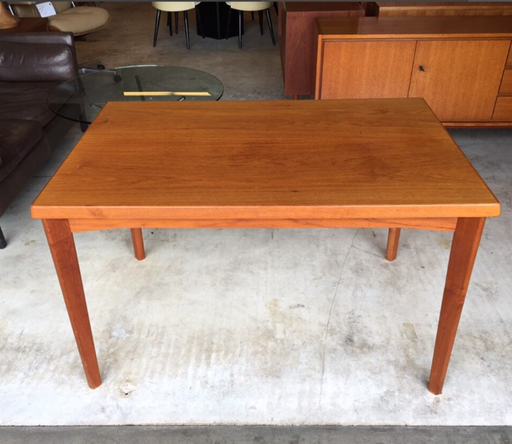 Mesa de comedor Henning Kjaernulf, años 60. Mesa de comedor.