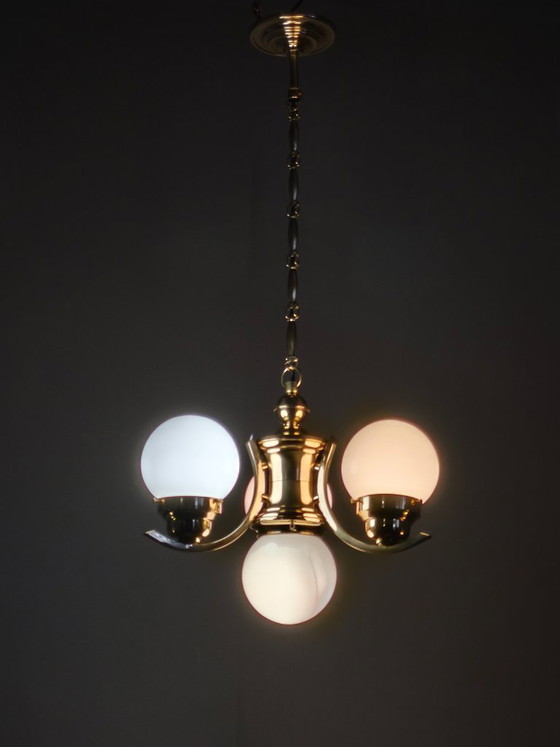 Image 1 of Lustre Art Déco tchèque des années 1930 en laiton avec globes en verre opalin