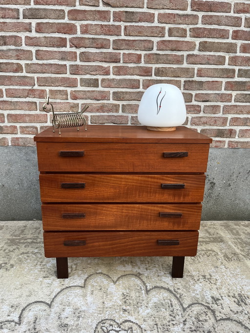 Cassettiera vintage di metà secolo in teak a 4 cassetti, con maniglie e gambe in wengé massello.