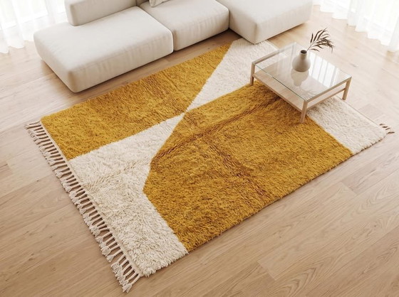 Alfombra tejida a mano de pura lana, blanca y mostaza, 1,5/2,5 m – Ahrend, Wool (photo 4 of 7)