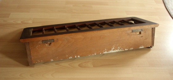 Image 1 of Armoire rockabilly en noyer des années 1950 avec étagère à chapeaux et 4 crochets en laiton - Vintage