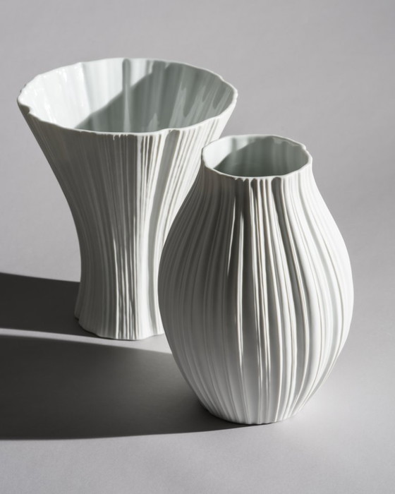 Image 1 of Martin Freyer per Rosenthal "Plissée" Duo di vasi XL in porcellana bisquit, Germania 1968