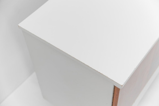 Image 1 of Credenza moderna marrone e bianca di metà secolo, anni '60