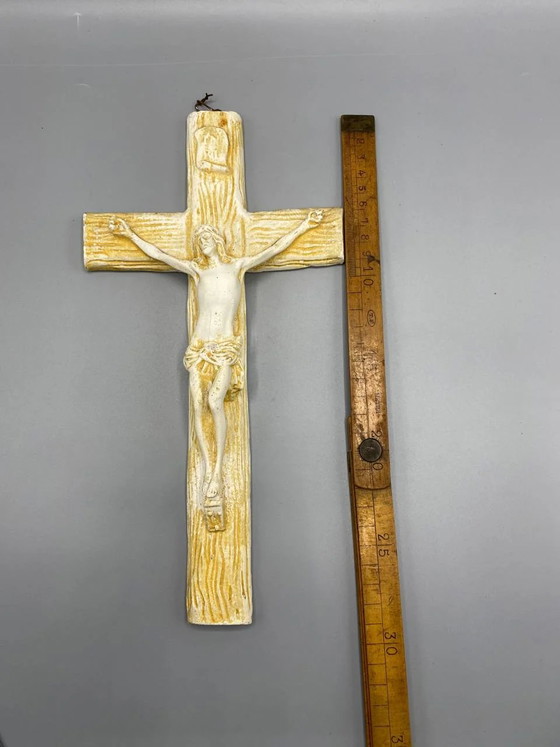 Crocifisso da parete in biscotto - Cristo in rilievo - Croce effetto legno - Patina avorio e ocra - circa (photo 4 of 4)