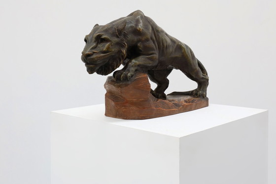 Image 1 of Grande statua in terracotta patinata raffigurante un leone, firmata Richard Aurili (1834–1914), Italia