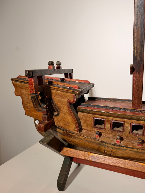 Antieke, handgesneden houten sculptuur van een vissersboot op een standaard – Beeldhouwkunst (photo 5 of 6)