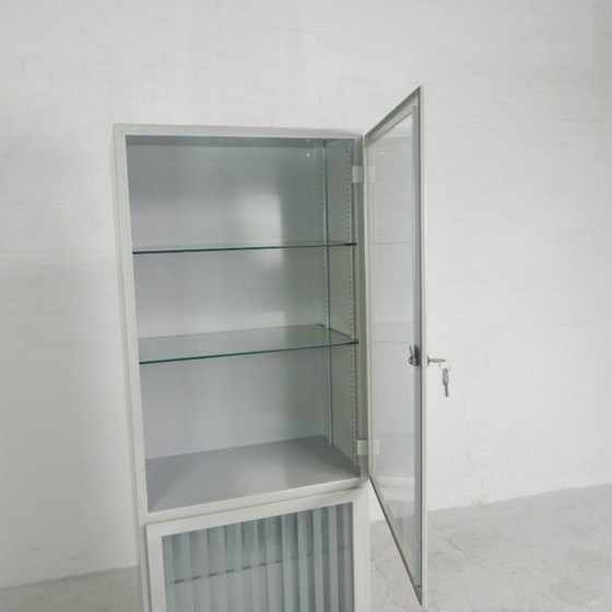 Image 1 of Armadietto medico in acciaio, Oostwoud, anni '60