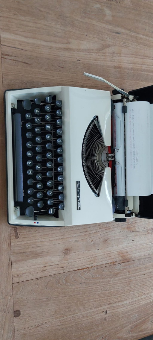 Macchina da scrivere vintage Adler Tippa degli anni '70