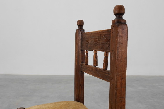 Image 1 of Sedia laterale spagnola in rovere intagliata a mano del XIX secolo con seduta in velluto