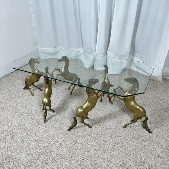 Couchtisch im Hollywood-Regency-Stil, 6 patinierte Messingpferde und Glasplatte, 1970 – Couchtische, Brass (photo 2 of 23)